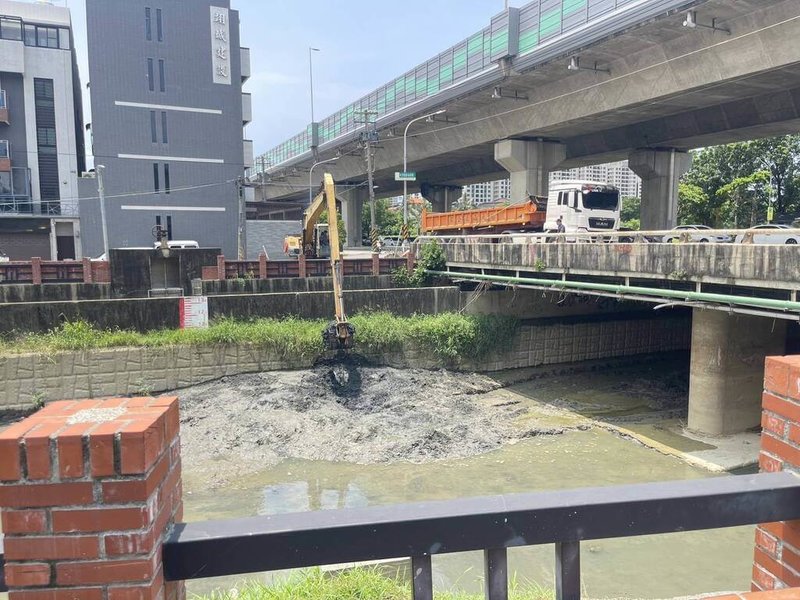 颱風楊柳來襲前，高雄市政府水利局已針對區域排水、中小排水及雨水下水道進行清疏作業，確保排水順暢。（高雄市水利局提供）中央社記者蔡孟妤傳真 114年8月13日