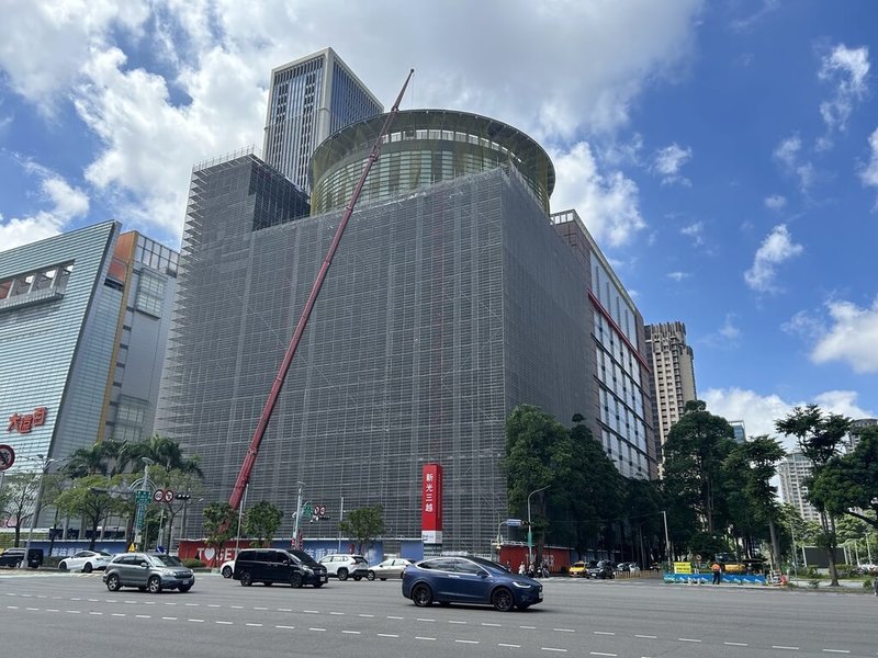 新光三越台中中港店在2月氣爆事件後,配合專業建築師、結構技師與營造單位,提報「整體整建修復至可供使用計畫」,依規進行相關作業工程,所有作業均以安全為第一優先原則。(新光三越提供)中央社記者曾智怡傳真 114年8月13日