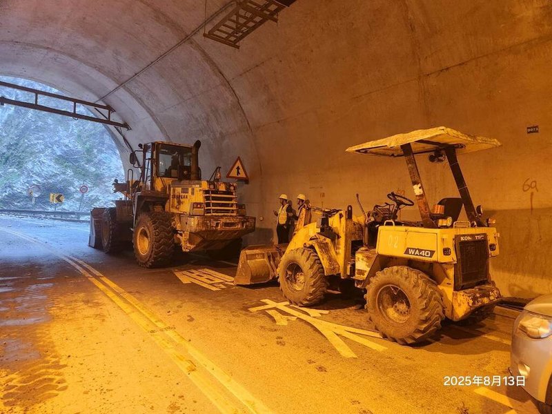 颱風楊柳影響,台8線中橫公路靳珩隧道西口發生水瀑挾帶落石阻斷交通,公路局搶修人員及機具已於現場待命,將待雨勢減緩後儘速搶通。(太魯閣工務段提供)中央社記者張祈傳真 114年8月13日