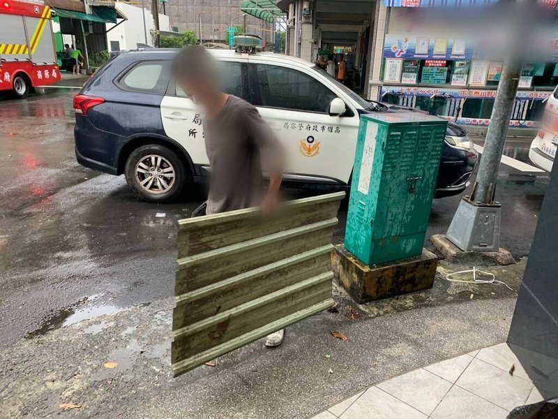 颱風楊柳來襲,高雄市小港區山田路一處工地13日中午因強風導致鐵皮掉落,一名44歲吳姓女子為閃避而受驚嚇,不慎跌倒受傷。(高雄市政府警察局小港分局提供)中央社記者張已亷傳真 114年8月13日