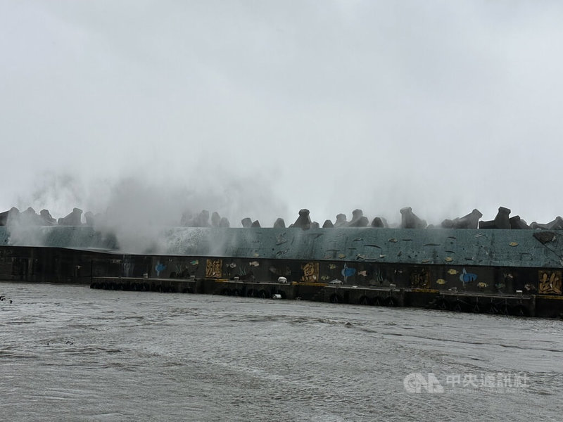 颱風楊柳來襲,花蓮海岸掀起陣陣大浪,海巡署第一二岸巡隊派出1車4人負責巡察工作,呼籲漁民及民眾在颱風侵襲期間勿前往港區或海岸邊逗留。中央社記者李先鳳攝 114年8月13日