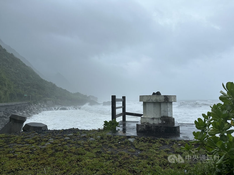颱風楊柳來襲，花蓮海岸掀起陣陣大浪，濱海公路省道台11線61至63k人定勝天路段（圖），浪高恐8公尺以上，將衝擊公路行車安全，公路局已派員進駐監看。中央社記者李先鳳攝  114年8月13日