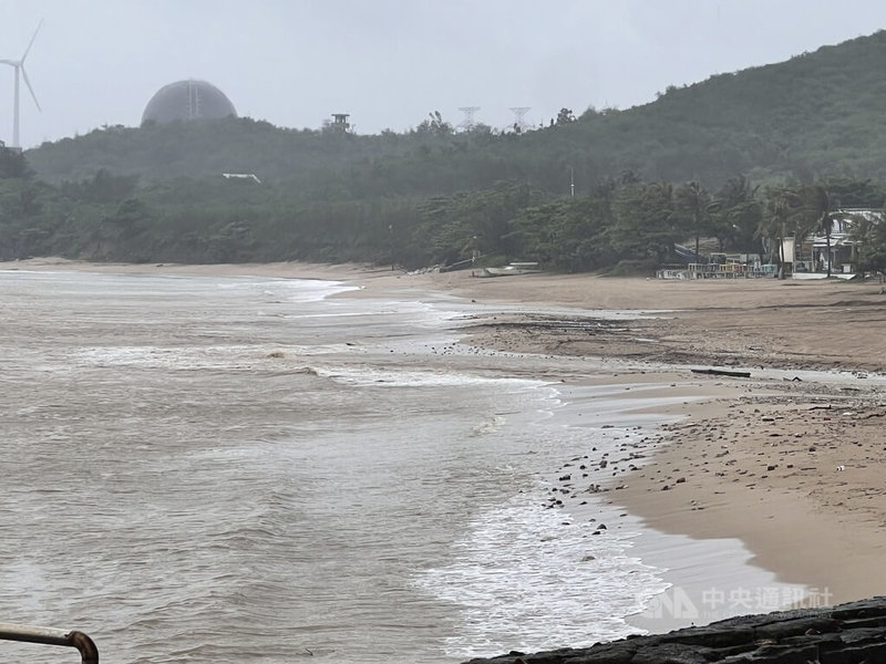 因應颱風楊柳來襲,墾丁國家公園管理處12日已封閉並淨空沙灘,禁止遊客進入。中央社記者李卉婷攝 114年8月13日