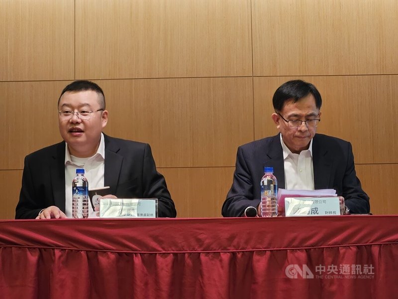 散熱大廠奇鋐今天舉行法人說明會，第2季大賺1個股本創新高，財務長陳易成（右）與事業處副總經理陳揚傑看好AI機房大量建置的需求帶動下，下半年營運繼續維持成長。中央社記者曾仁凱攝　114年8月13日