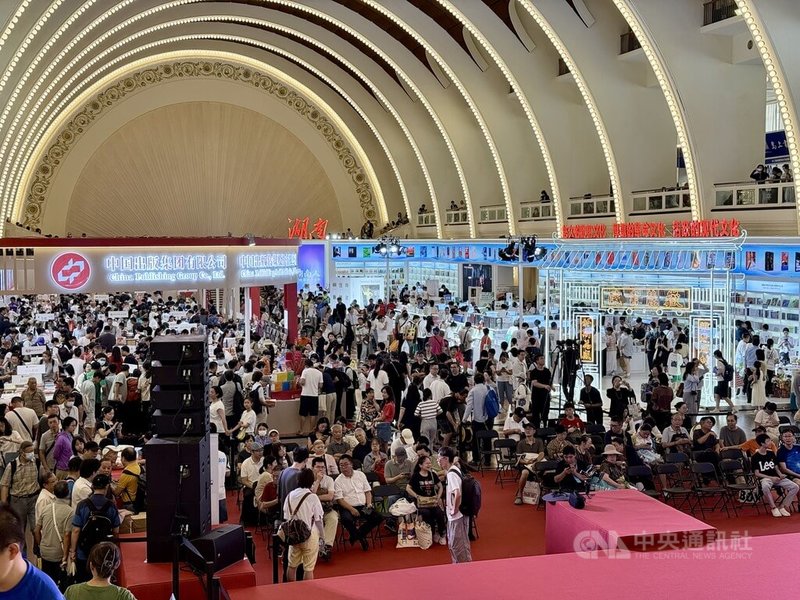 2025上海書展於8月13日至19日舉辦,開幕第一天,上海展覽中心人滿為患,一早紙本導覽就被掃空。中央社記者廖文綺上海攝 114年8月13日