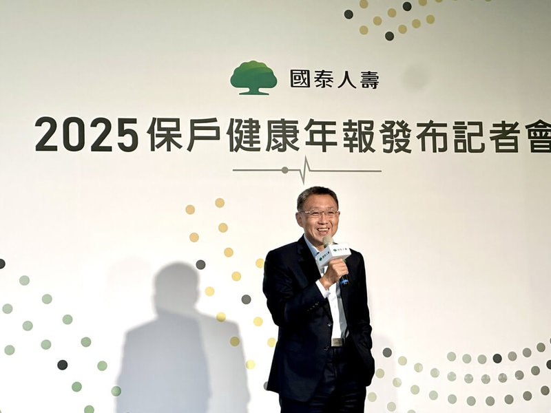 國泰人壽13日舉行2025保戶健康年報發布記者會,研究顯示每天健走7500步的保戶,住院醫療發生率減少25%。國泰人壽執行副總經理林昭廷(圖)表示,國壽今年起健康險全納外溢機制,未來希望持續提高民眾健康餘命。中央社記者蘇思云攝 114年8月13日