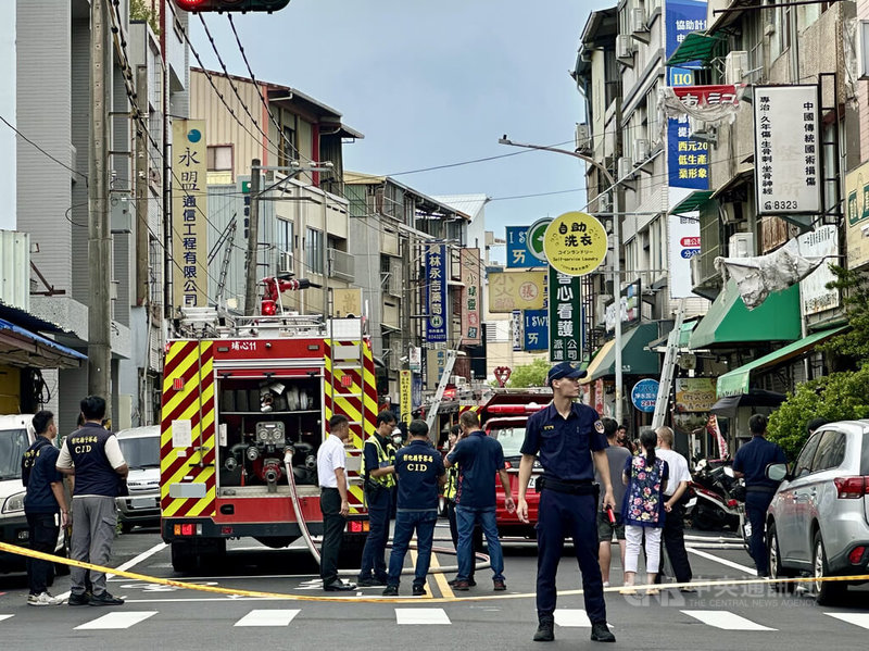 彰化縣員林市一名35歲男子13日中午先是持刀搶路人機車未遂，後續又搬瓦斯桶回家並反鎖在屋內，鄰居趕緊報警處理，最後由警消趁其開門時將人壓制、解除危機。中央社記者鄭維真攝  114年8月13日
