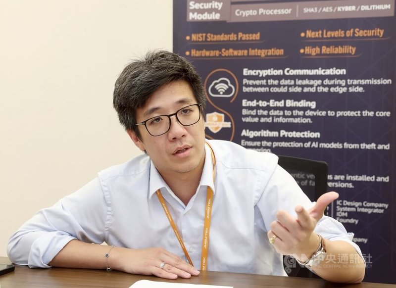 振生半導體(JMEM TEK)創辦人暨執行長張振豐分析,國際市場和軍工業者對「非紅供應鏈」關注程度提高,加速振生自行研發的後量子加密(PQC)加密演算法晶片設計,受到國際市場高度矚目。 中央社記者張新偉攝 114年8月13日