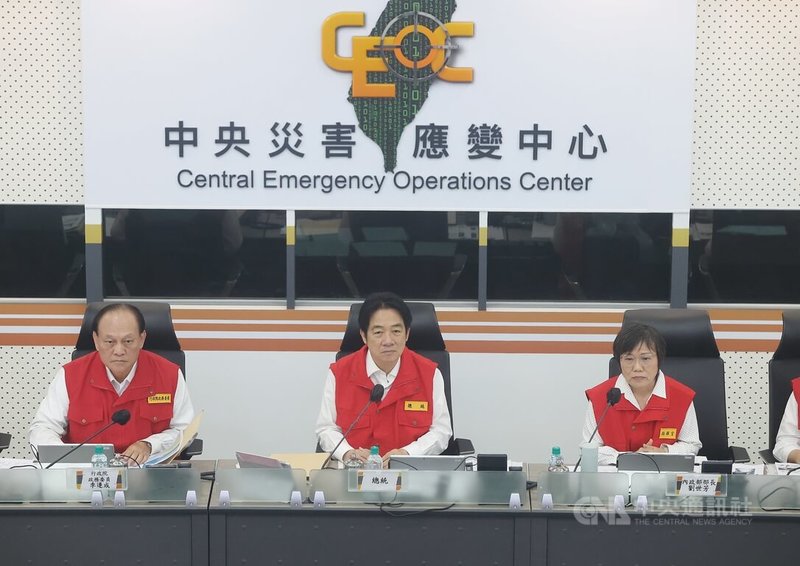 颱風楊柳來襲,13日下午已從台東太麻里登陸,對花東等地區造成劇烈影響,總統賴清德(中)下午也親赴中央災害應變中心視察了解。中央社記者郭日曉攝 114年8月13日