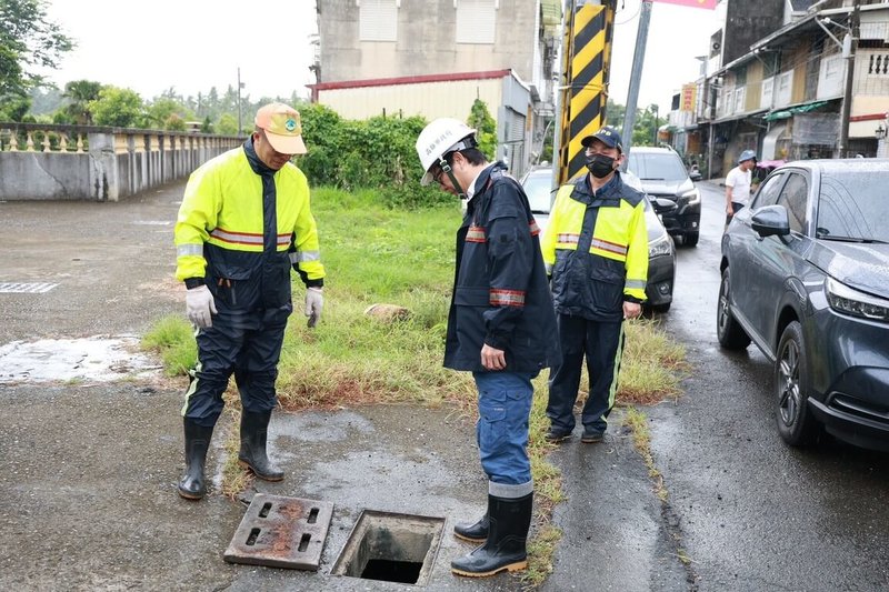颱風楊柳逼近，高雄市長陳其邁（左2）13日視察燕巢區、澄清湖等地防颱、防汛整備情形。（高雄市政府提供）中央社記者蔡孟妤傳真　114年8月13日