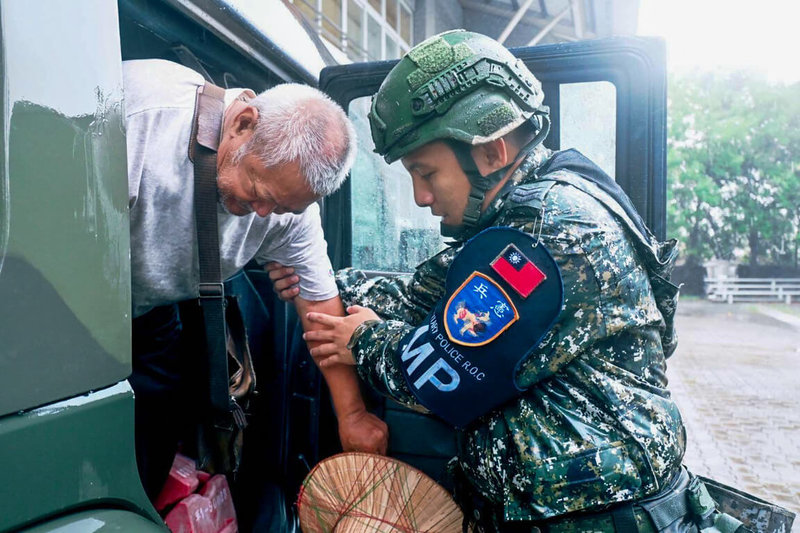 颱風楊柳直撲台東,南迴地區風強雨大,國軍第二作戰區13日協助大武鄉緊急堆置沙包及疏散居民撤離。(第二作戰區提供)中央社記者盧太城台東傳真 114年8月13日