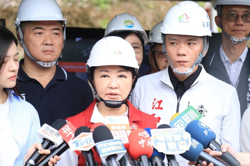 針對媒體詢問是否參選國民黨黨主席,台中市長盧秀燕(前中)13日受訪時表示,希望大家這段時間把唯一心思放在災後復建、照顧災民上。(台中市政府提供)中央社記者蘇木春傳真 114年8月13日
