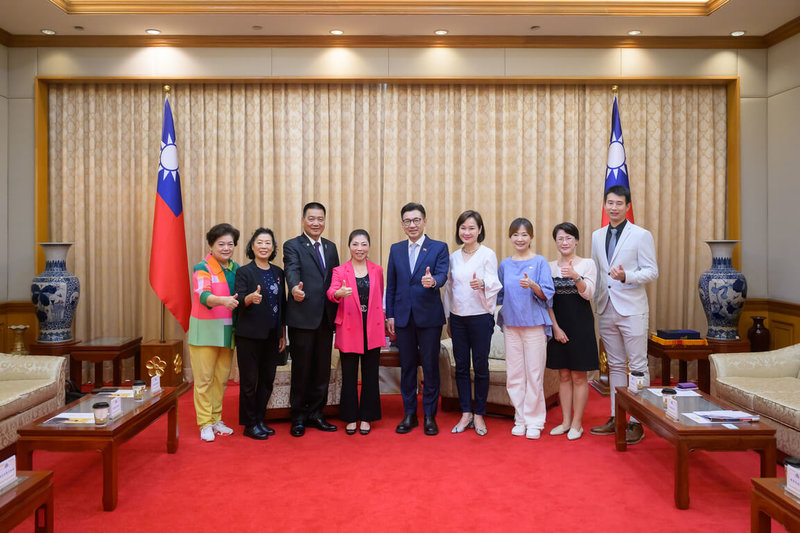 立法院副院長江啟臣(中)今天接見亞洲台灣商會聯合總會第33屆總會長陳舒琴(左4)一行,江啟臣表示,立法院永遠是台商的娘家,只要台商有需求,立法院都將全力支援。 (立法院提供) 中央社記者王承中傳真 114年8月13日