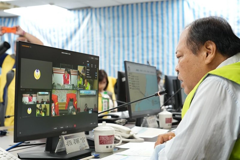總統賴清德13日前往中央災害應變中心關心颱風楊柳過境對各地縣市災情，澎湖縣長陳光復（右）透過視訊連線報告災情狀況、靠岸船隻及外籍漁工安置、老人餐食、交通運輸、旅客滯留與醫療服務等整備情形。（澎湖縣政府提供）中央社  114年8月13日