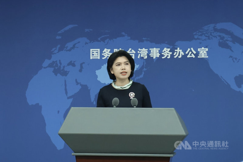 內政部預告修正陸籍人士申請在台定居辦法，要求繳交「未申領持用或已放棄（註銷）大陸地區護照證明公證書」中國大陸國台辦發言人朱鳳蓮13日在記者會上表示堅決反對。中央社記者謝怡璇北京攝　114年8月13日