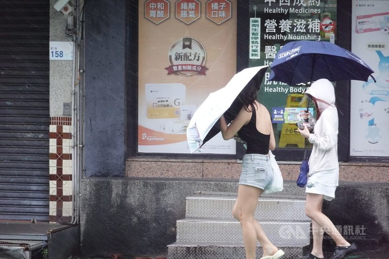 颱風楊柳來襲，13日墾丁地區風雨漸強，民眾撐傘冒著風雨前行。中央社記者李卉婷攝  114年8月13日