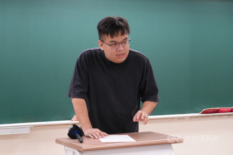 114學年大學分發入學管道13日放榜，升學輔導專家藍天予（圖）指出，近年牙醫系因醫病糾紛較少等因素，越來越受學子歡迎，分數與醫學系的差距也越來越接近。中央社記者陳至中攝　114年8月13日