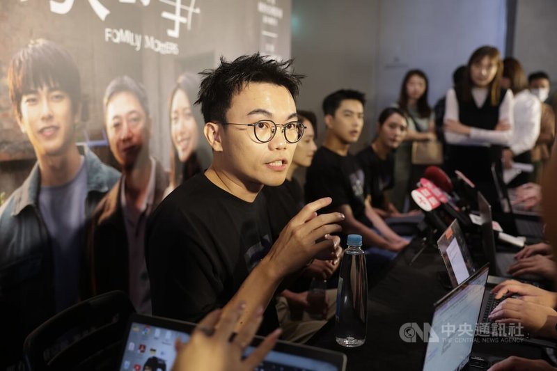 電影「我家的事」於紐約亞洲影展拿下最佳劇情片獎,是首部在該單元獲獎的台灣電影,為國片寫下全新里程碑,9月12日將於全台上映。導演潘客印(前中)13日在台北出席記者會宣傳,並接受媒體聯訪。中央社記者裴禛攝 114年8月13日