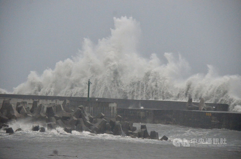 颱風楊柳接近，13日上午台東風雨逐漸增強，海面出現長浪，打在富岡港堤防激起陣陣浪花。中央社記者盧太城台東攝　114年8月13日