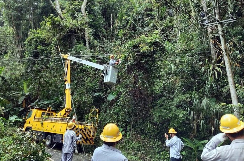 颱風楊柳13日快閃襲台，嘉義沿海地區下午受強陣風影響，累計逾5000戶用戶停電，目前已恢復供電1000戶，台電工作人員積極搶修。（台電嘉義區處提供）中央社記者黃國芳傳真　114年8月13日