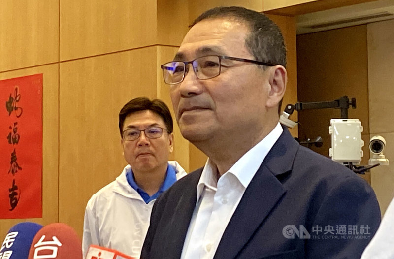 新北市長侯友宜(前)13日主持市政會議,會後接受媒體聯訪。後左為新北市副市長劉和然。中央社記者黃旭昇新北攝 114年8月13日