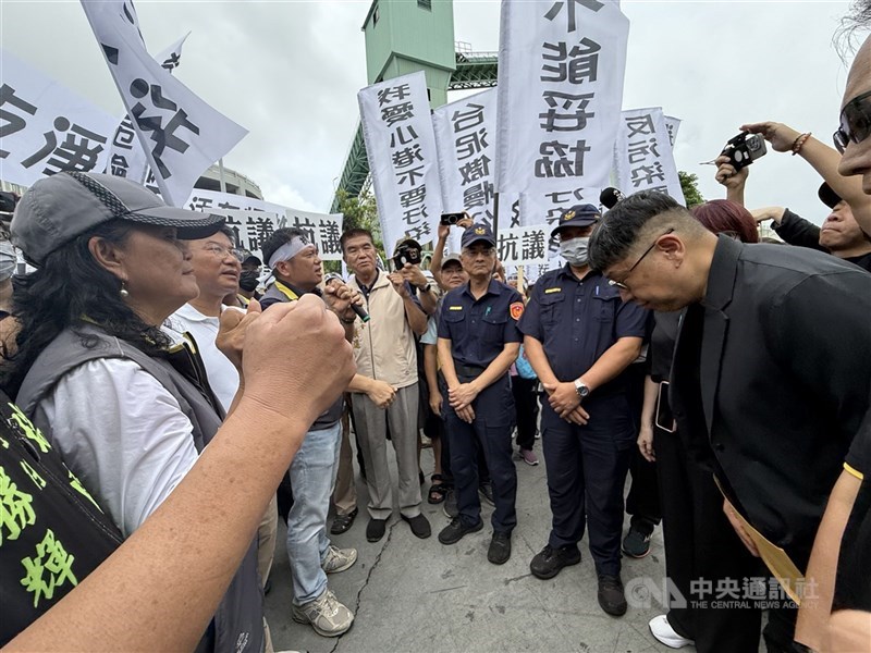圖為台泥旗下三元能源鋰電池工廠火警引發安全疑慮，三元能源總經理薛人禎（前右）出面向群眾鞠躬致歉。 （中央社檔案照片）