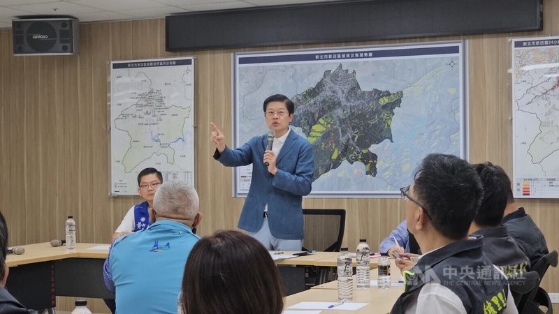 立法院財政委員會13日上午考察新北市新店區地方建設及預算執行情形,由國民黨立委羅明才(立者)帶隊現勘新北市新店國民運動中心,並和行政院主計總處、審計部、財政部國有財產署、新北市體育局等中央及地方官員進行綜合座談會。中央社記者王鴻國攝 114年8月13日