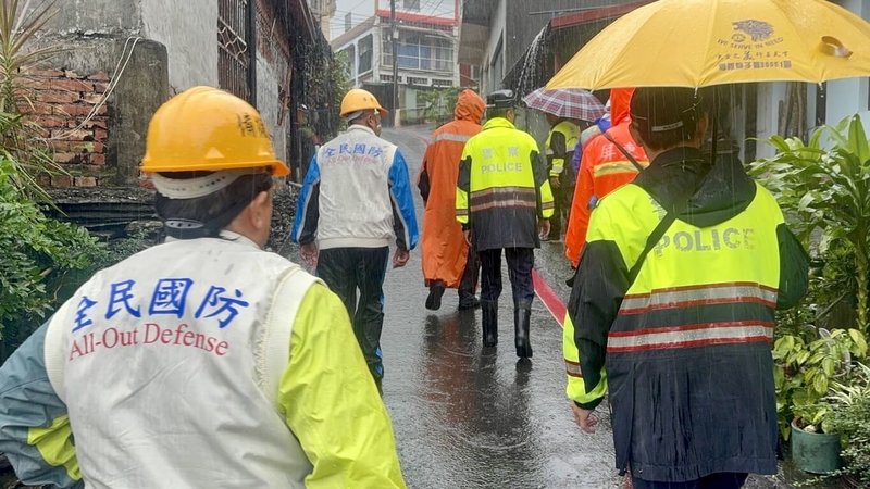 因應颱風楊柳來襲,屏東縣後備軍人輔導中心13日協助國軍等單位,執行民眾預防撤離作業。(後備指揮部提供)中央社記者吳書緯傳真 114年8月13日