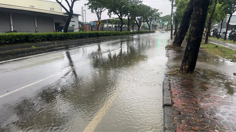颱風楊柳來襲，高雄地區13日白天風雨漸強，水利局獲報指鳥松區神農路道路積水，經派員勘查發現是樹葉阻塞排水，清除後積水狀況也已排除。（高雄市水利局提供）中央社記者洪學廣傳真  114年8月13日
