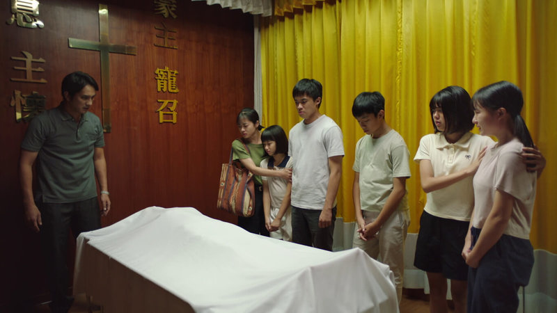 大愛劇「我們六個」改編自真實社會案件「李月桂案」，藝人天心親自上陣扮演遺體，化妝師仔細刻畫燙傷痕跡，真實到讓演員情緒緊繃到極點。（大愛提供）中央社記者洪素津傳真　114年8月13日