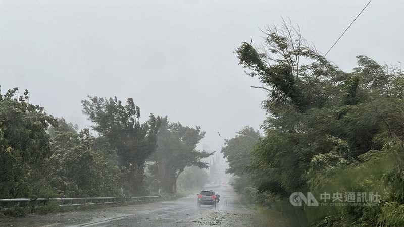 颱風楊柳暴風圈已進入台灣東南部近海,13日上午台東地區風雨逐漸增強。中央社記者盧太城台東攝 114年8月13日