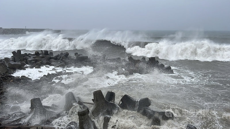 颱風楊柳暴風圈已進入台灣東南部近海,13日上午台東地區風雨逐漸增強,海面出現長浪,打在岸邊激起陣陣浪花。中央社記者盧太城台東攝 114年8月13日