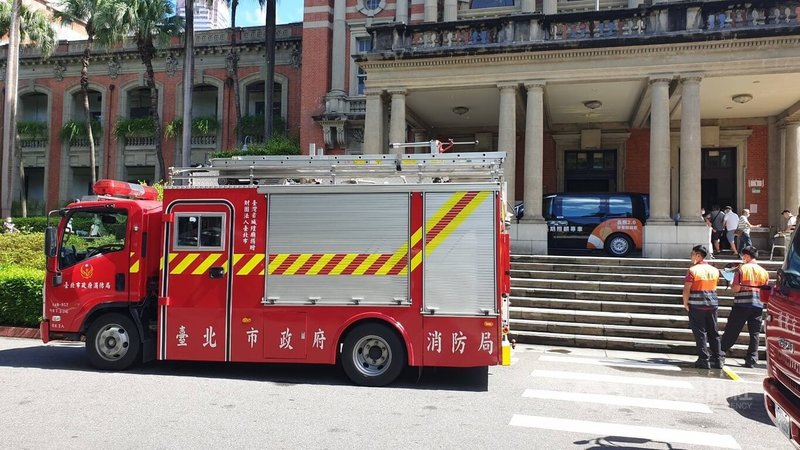 台北市警消13日上午獲報台大醫院3樓有火警,派大批人車到場時發現火勢已由院方撲滅,初步調查疑空調管線被燒毀。(翻攝照片)中央社記者劉建邦傳真 114年8月13日