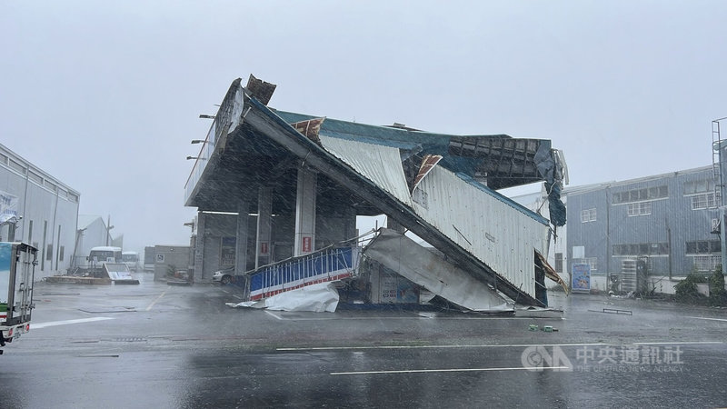 颱風楊柳襲台，在台東縣離島蘭嶼、綠島13日一度出現17級強陣風，多處鄉鎮也有14級風力，台東市更生北路上一處加油站屋頂遭吹毀。中央社記者盧太城台東攝 114年8月13日