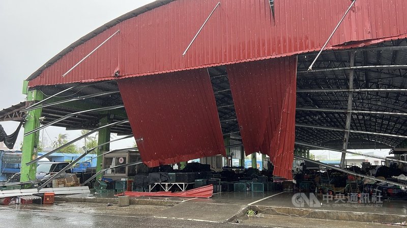 颱風楊柳直撲台東,縣內多處出現14級強陣風,台東市果菜市場鐵皮牆也被吹破。中央社記者盧太城台東攝 114年8月13日
