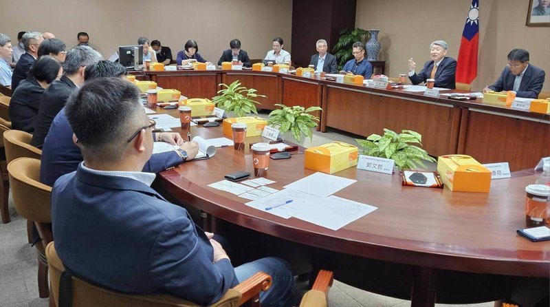 經濟部長郭智輝13日主持座談會，與半導體供應鏈的設備、材料、自動化及零組件等業者針對美方近期關稅措施、可能影響及政府因應作法交換意見。（經濟部提供）中央社記者曾智怡傳真　114年8月13日