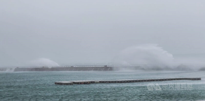 澎湖地區13日下午已可感受到颱風楊柳外圍環流威力,風雨逐漸增強,沿岸也掀起巨大浪花。中央社 114年8月13日