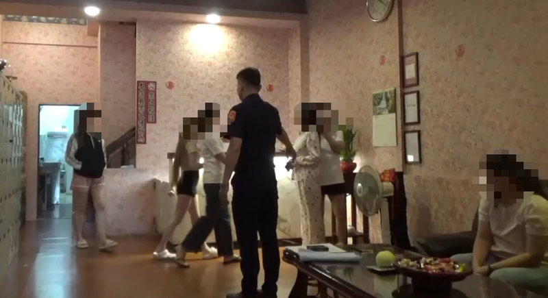 新竹市南大路1間養生館涉嫌媒介性交易，竹市警方日前持搜索票前往查緝。（警方提供）中央社記者魯鋼駿傳真 114年8月13日