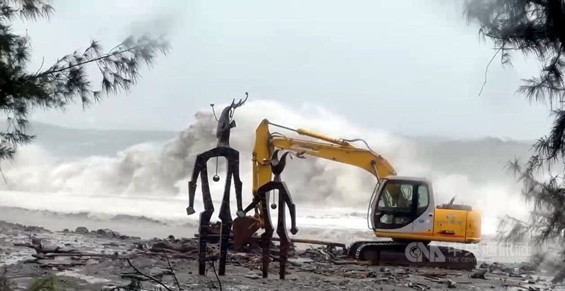 颱風楊柳逼近,13日上午暴風圈已籠罩台東,南迴地區風強雨大並掀起巨浪,位於太麻里海邊的裝置藝術作品「是那裏嗎?」顯得岌岌可危。中央社記者盧太城台東攝 114年8月13日