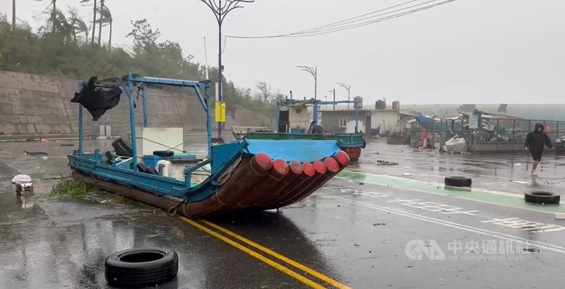 颱風楊柳襲台,13日下午從台東太麻里登陸,為台東地區帶來強風豪雨,富岡地區一度出現15級陣風,連原本停放路旁膠筏都被整艘吹到路中央。中央社記者盧太城台東攝 114年8月13日