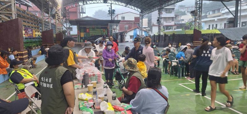 颱風楊柳挾強風豪雨撲台,屏東縣政府事先撤離逾1000名山區民眾,有部分民眾依親、部分安置。圖為安置民眾依序領取便當餐盒。(屏東縣政府提供)中央社記者李卉婷傳真 114年8月13日