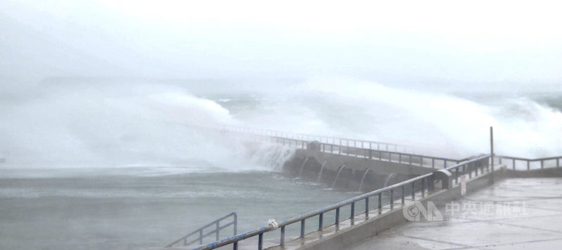 受颱風楊柳影響，澎湖地區13日下午風雨逐漸增強，海邊已現狂風巨浪。中央社  114年8月13日