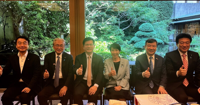 外交部長林佳龍(左3)7月底曾訪日與眾議員高市早苗(左4)、古屋圭司(左2)會面。(圖取自facebook.com/furuyakeiji)