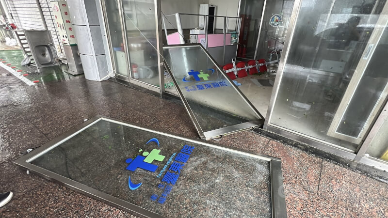 颱風楊柳13日直撲台東，衛福部台東醫院急診室大門遭吹落，風雨灌入醫院內，目前暫停收急診患者。中央社記者盧太城台東攝　114年8月13日