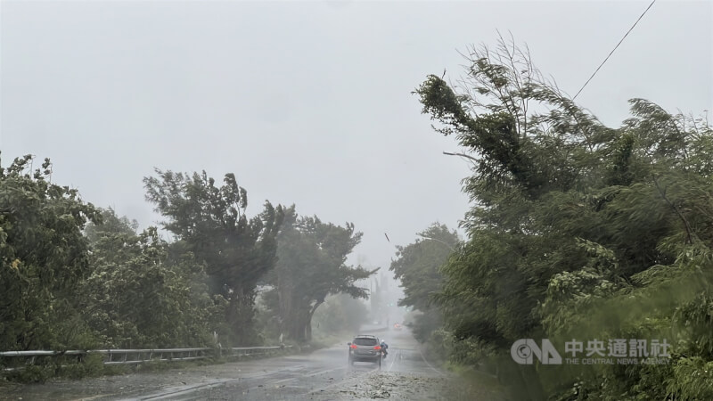 受颱風楊柳影響,13日上午台東地區風雨逐漸增強。中央社記者盧太城台東攝  114年8月13日