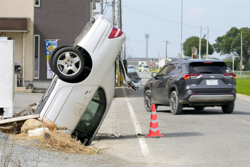 熊本縣八代市因暴雨導致汽車衝進灌溉渠。（共同社）