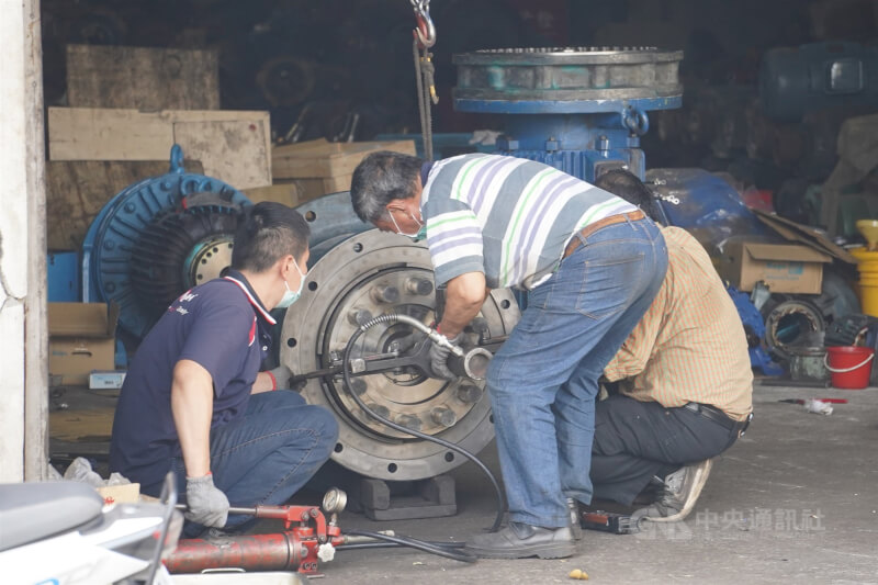圖為高雄市鹽埕區勞工日常工作情形。（中央社檔案照片）