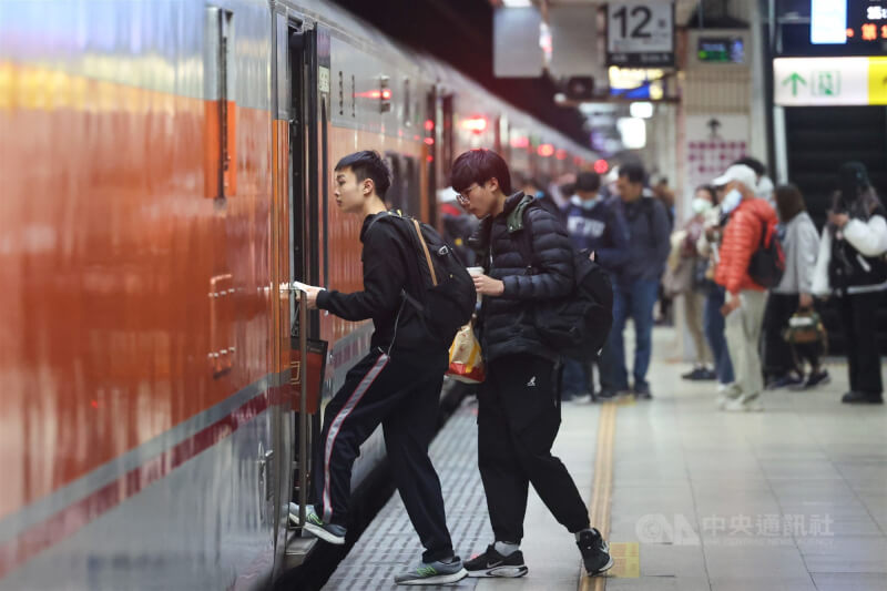 因颱風楊柳來襲，台鐵公布13日晚間6時前列車行駛概況。圖為台北車站月台。（中央社檔案照片）