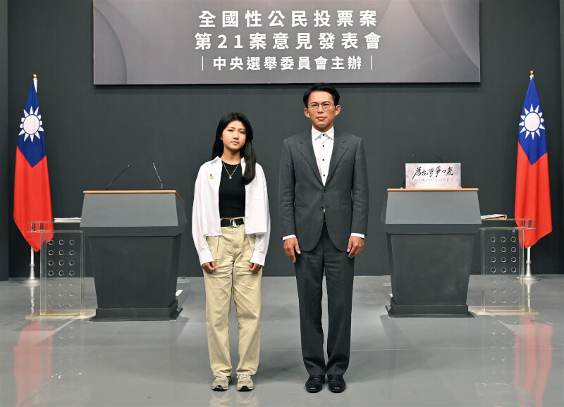 第4場正反方代表分別為民眾黨立委黃國昌（右）與親子共學暖暖蛇共學團自學畢業生吳亞昕（左）。（中選會提供）