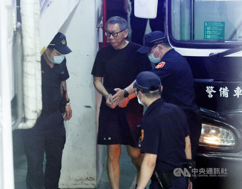 台北地方法院日前開庭提訊在押的前台北市長柯文哲（左2）。（中央社檔案照片）